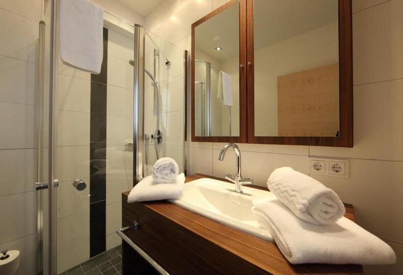 家庭套房, Die Dorfvilla