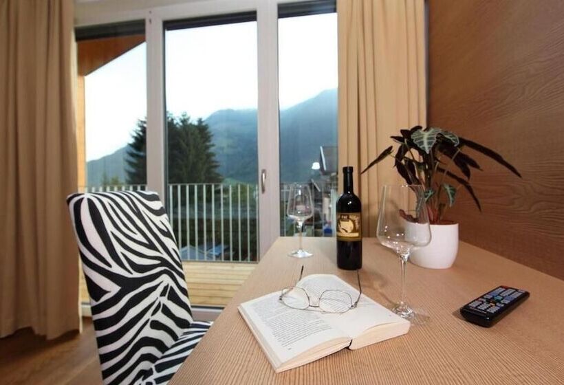 标准三人间, Die Dorfvilla