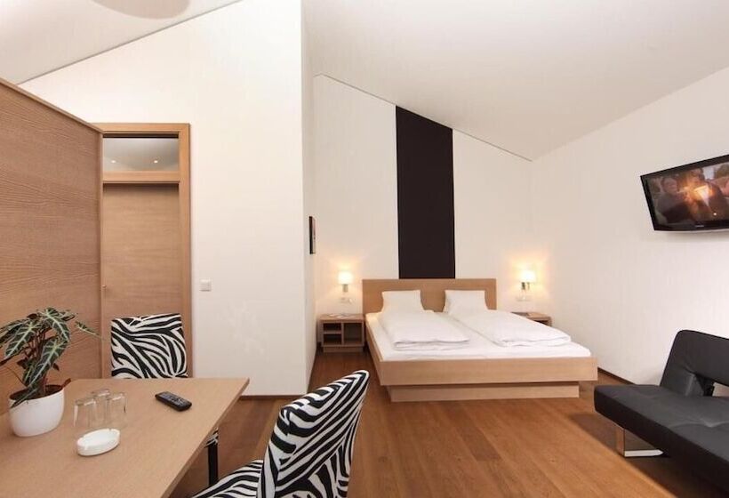 标准三人间, Die Dorfvilla