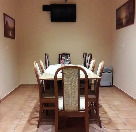 Huoneisto 3 Makuuhuonetta, Nyárfás Vendégház