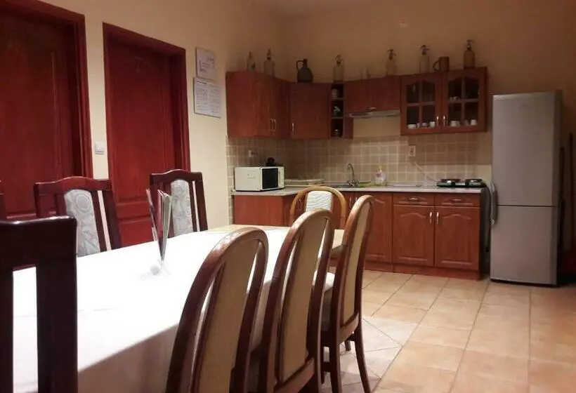 Huoneisto 3 Makuuhuonetta, Nyárfás Vendégház
