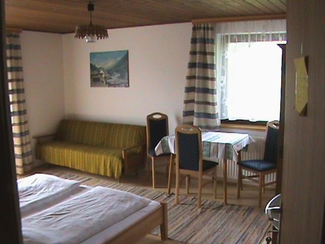 اتاق استاندارد سه تخته با سرویس بهداشتی مشترک, Privatzimmer Anneliese