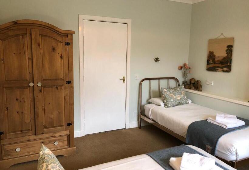 غرفة قياسية ثلاثية, Tigh Na Cheo