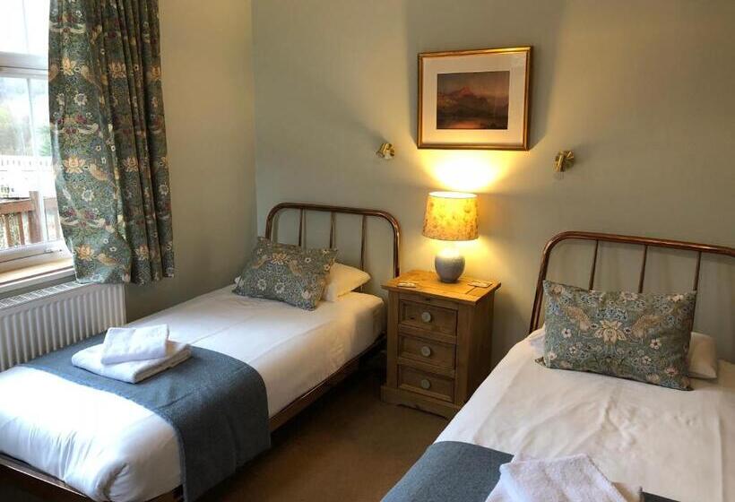 غرفة قياسية ثلاثية, Tigh Na Cheo