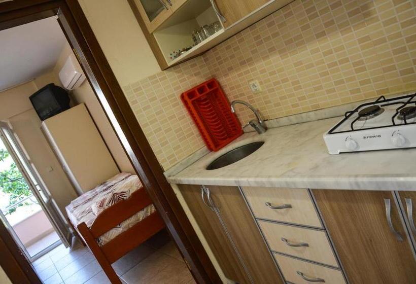 Pokój Czteroosobowy Standard, Berk Apart