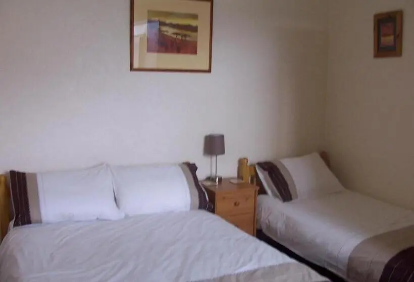 Perhehuone, Denecrest Guest House