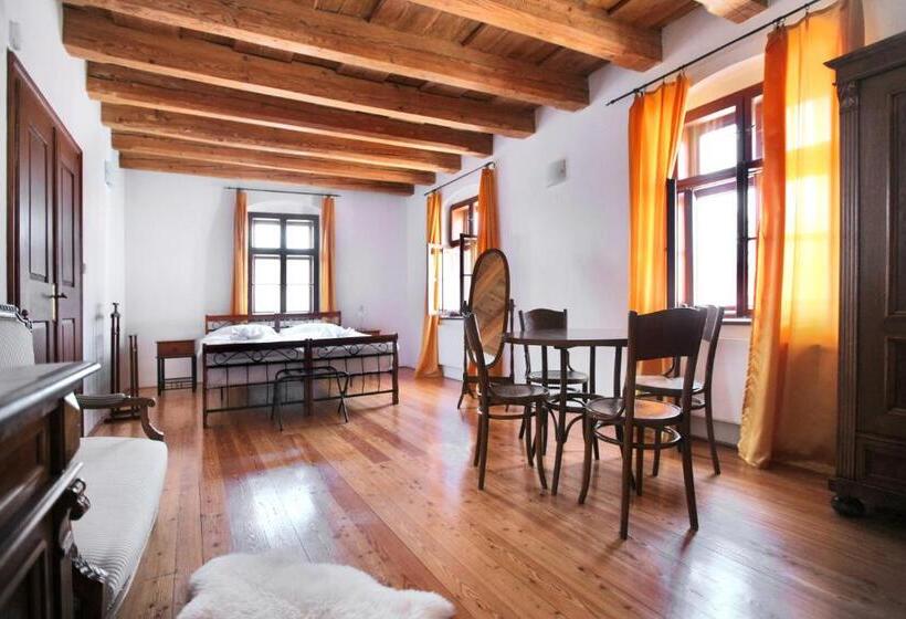 سوییت, Royal Pension