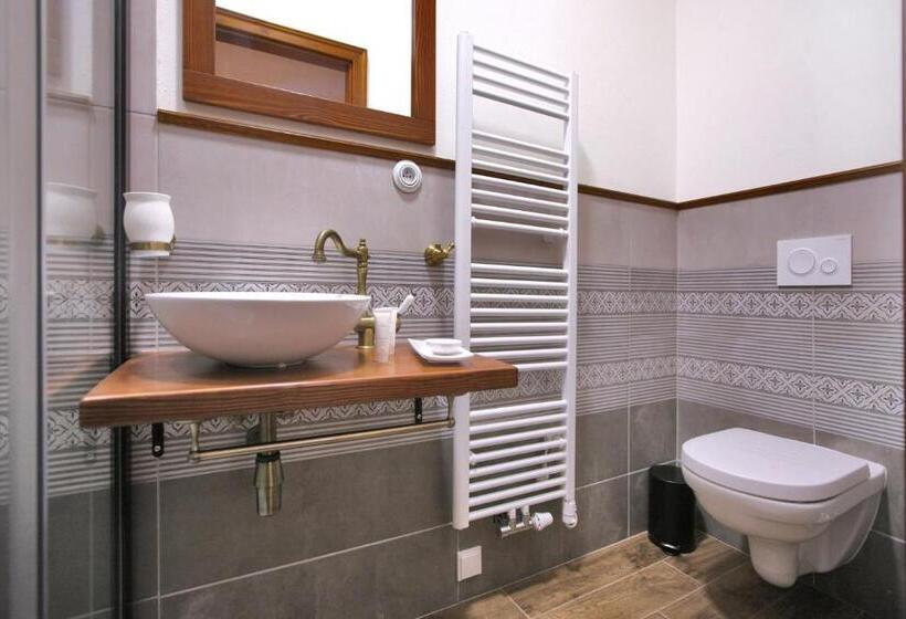 اتاق استاندارد سه نفره, Royal Pension