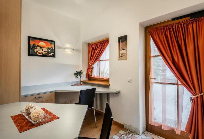 استودیوی استاندارد, Taela Apartments