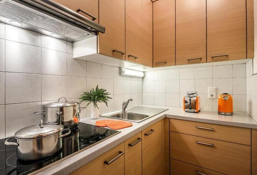 استودیوی استاندارد, Taela Apartments