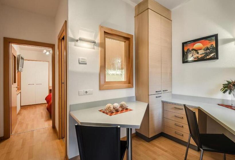 استودیوی استاندارد, Taela Apartments