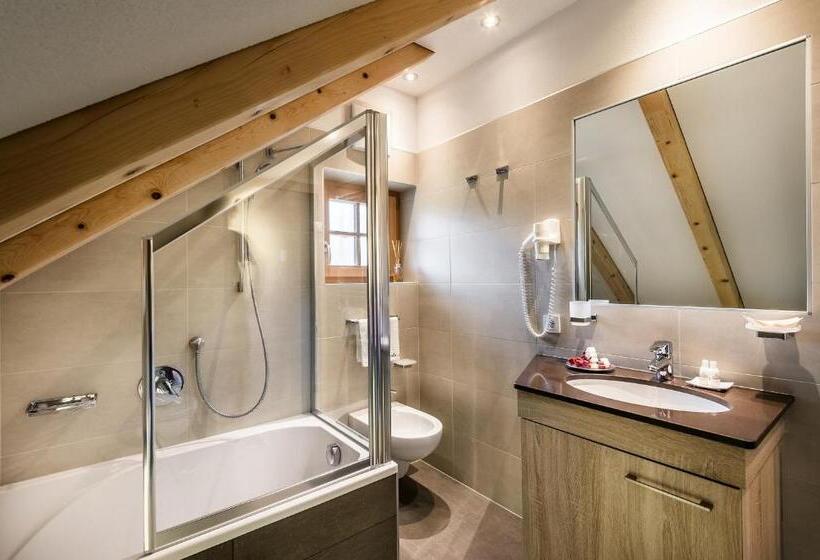 استودیوی استاندارد, Taela Apartments