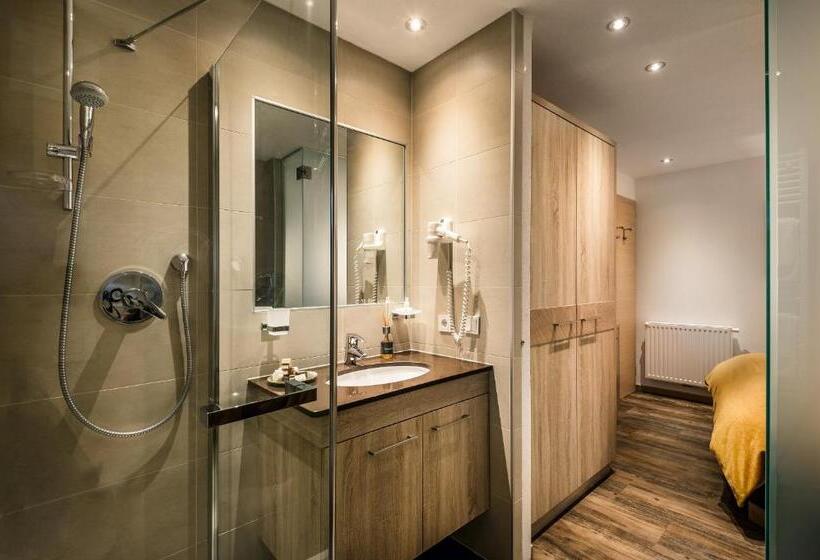 استودیوی استاندارد, Taela Apartments