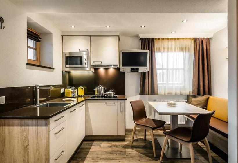 استودیوی استاندارد, Taela Apartments