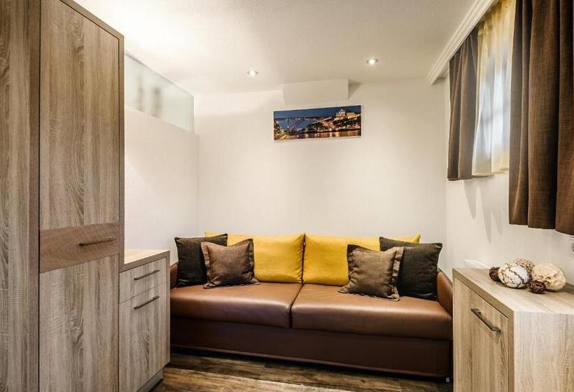 استودیوی استاندارد, Taela Apartments