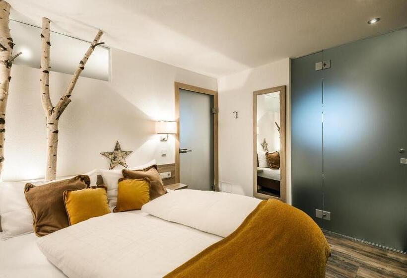 استودیوی استاندارد, Taela Apartments