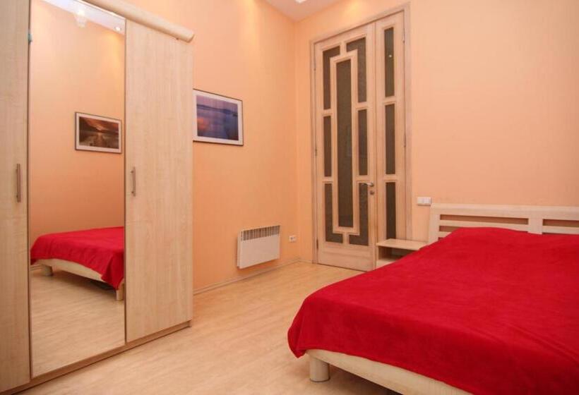 اتاق خانوادگی با چشمانداز دریا, Apart Hotel On Preobrajenskaya 24