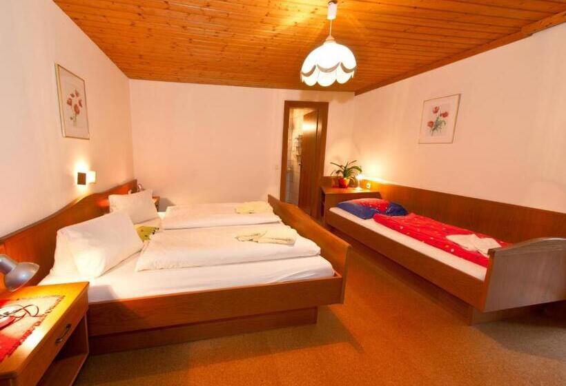 バルコニー付きスタンダードトリプルルーム, Erlebnisbauernhof Urak