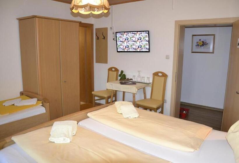 バルコニー付きスタンダードトリプルルーム, Erlebnisbauernhof Urak