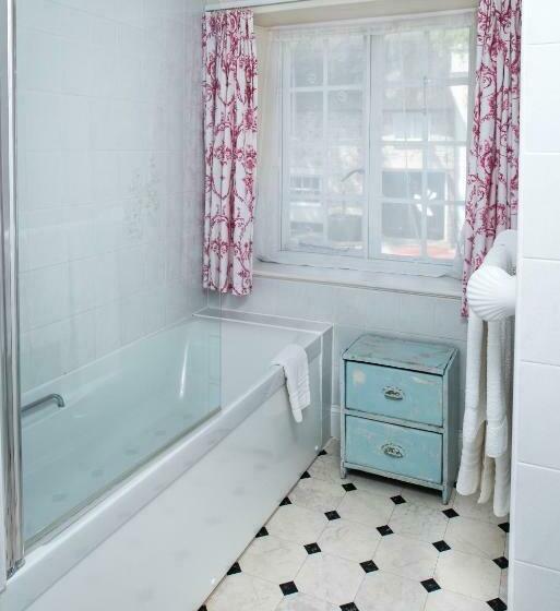 غرفة قياسية, Ammonite Lodge