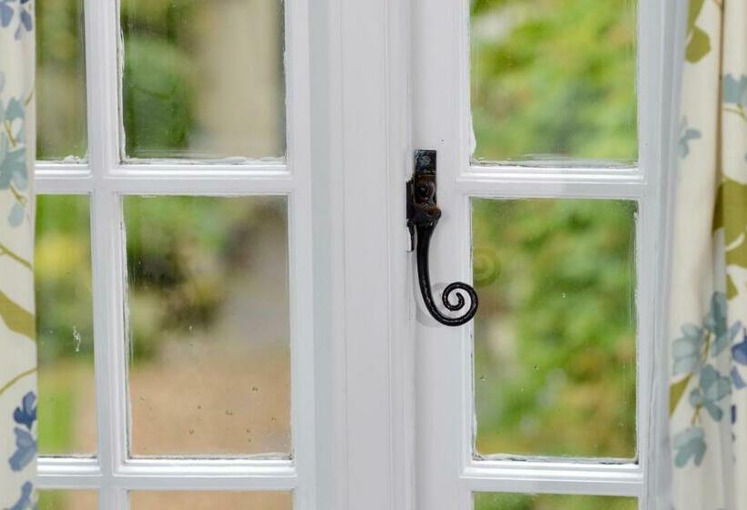 غرفة قياسية, Ammonite Lodge