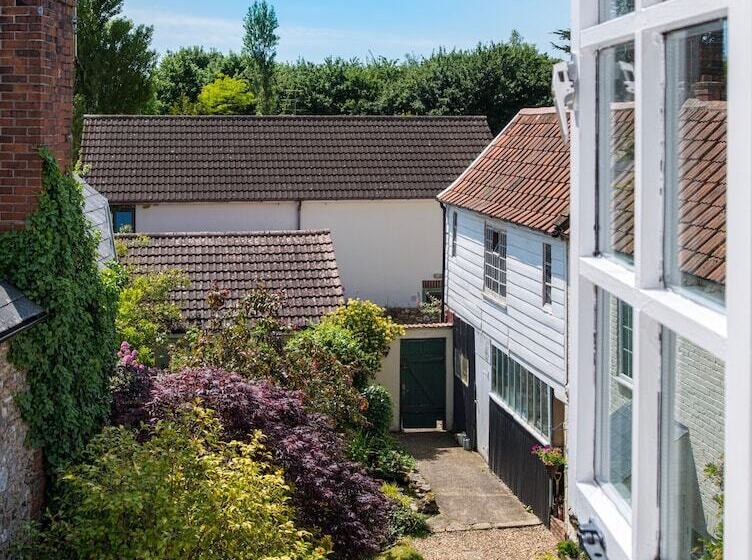 غرفة عائلية, Ammonite Lodge