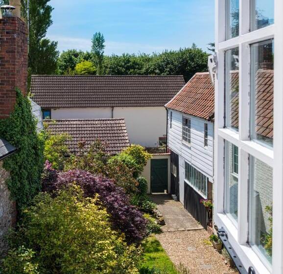 غرفة عائلية, Ammonite Lodge