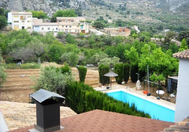 Семейный Номер, Pensión El Pirineo