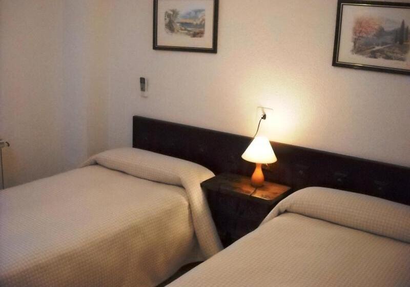 Семейный Номер, Pensión El Pirineo