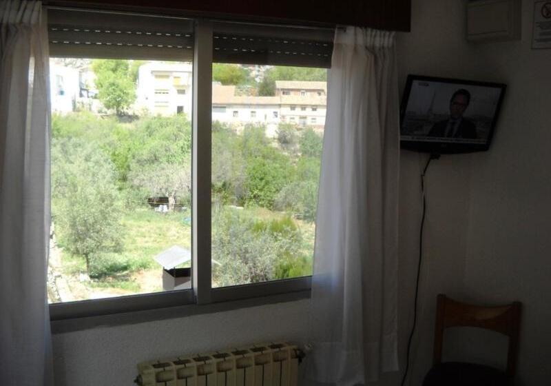 Семейный Номер, Pensión El Pirineo