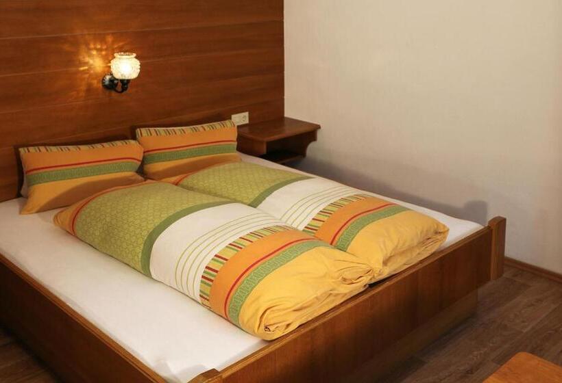 1 Sovrums Lägenhet, Haus Helga