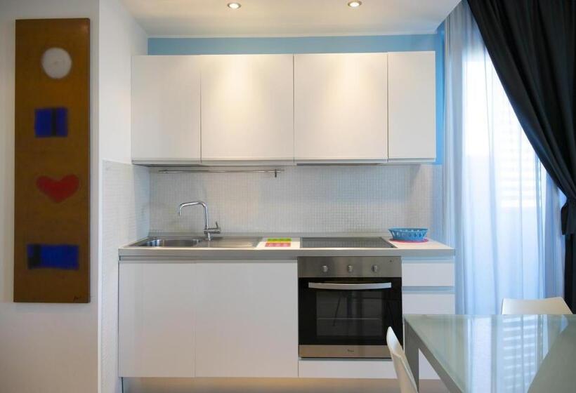 Superior 2-bedroom flat with sea view, Residence Mareamare