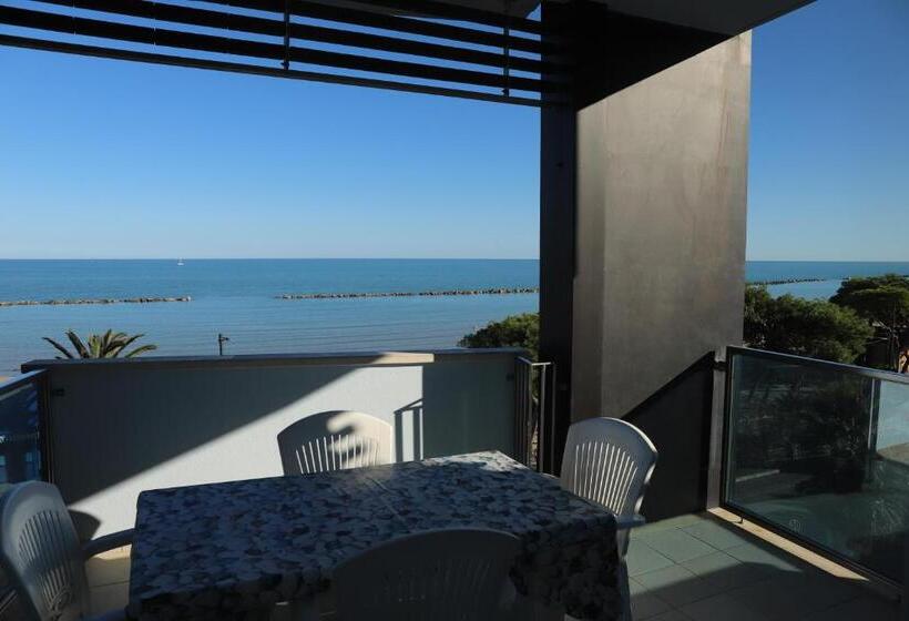 דירת חדר עם נוף לים ומרפסת, Residence Mareamare