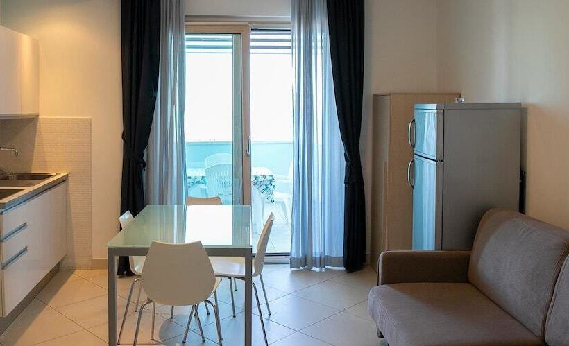 דירת חדר עם נוף לים ומרפסת, Residence Mareamare