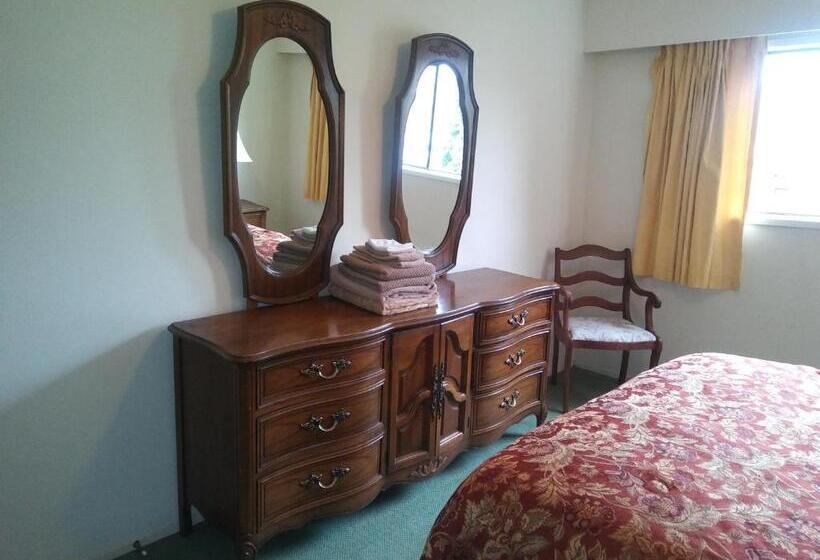 דירת חדר, Rosedale Manor