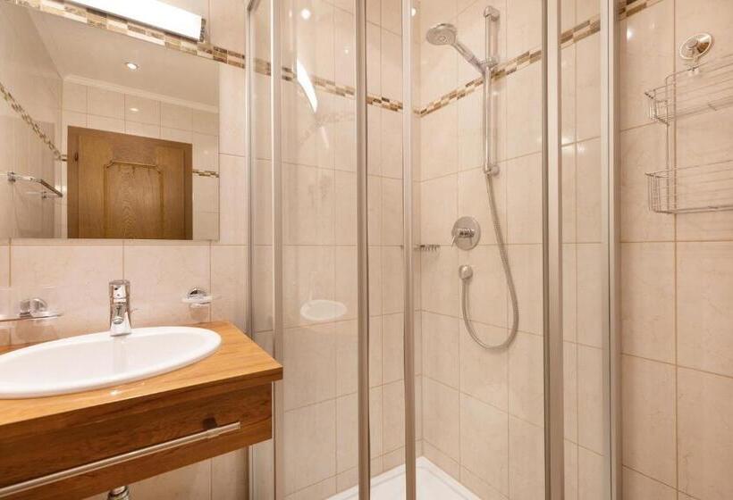 דירת 4 חדרים, Pension Glockenstuhl