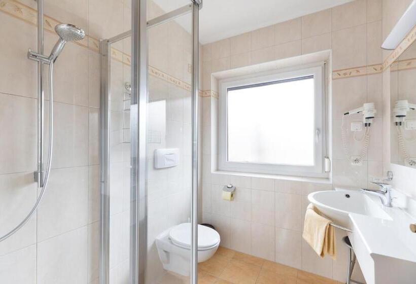 דירת 4 חדרים, Pension Glockenstuhl