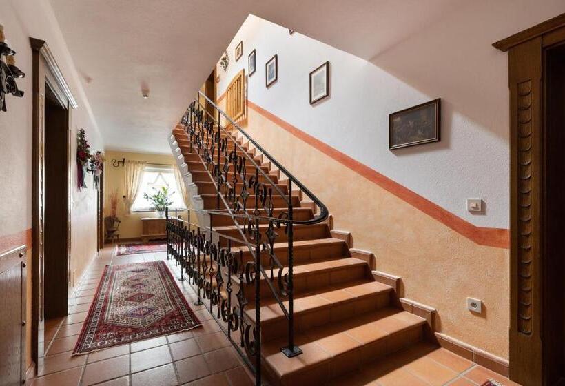 דירת חדר, Pension Glockenstuhl