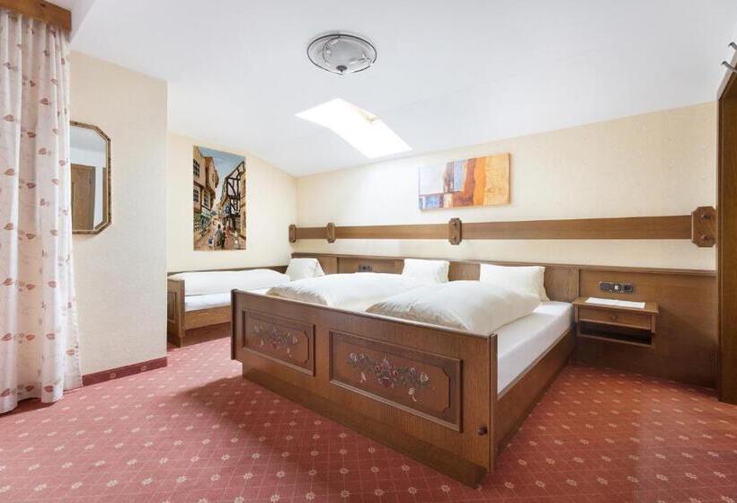 דירת שלושה חדרים, Pension Glockenstuhl