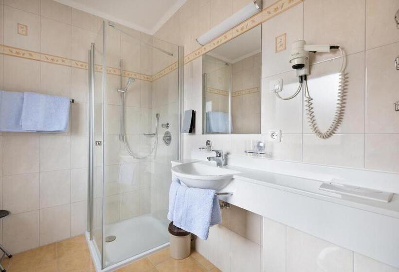 דירת 4 חדרים, Pension Glockenstuhl