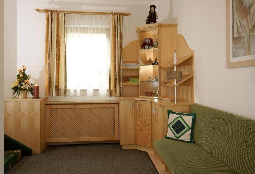 דירת חדר, Val Monte