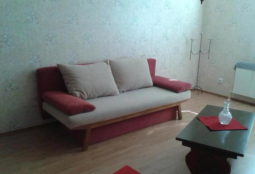 ３ベッドルームアパートメント, Dom Petra