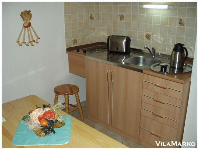 شقة غرفة واحدة, Vila Marko