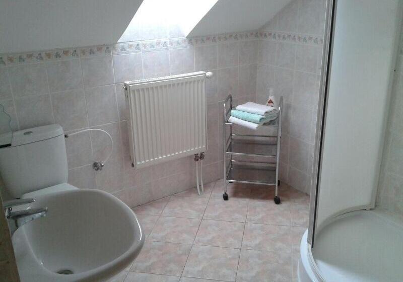 חדר משפחתי, Vila Marko