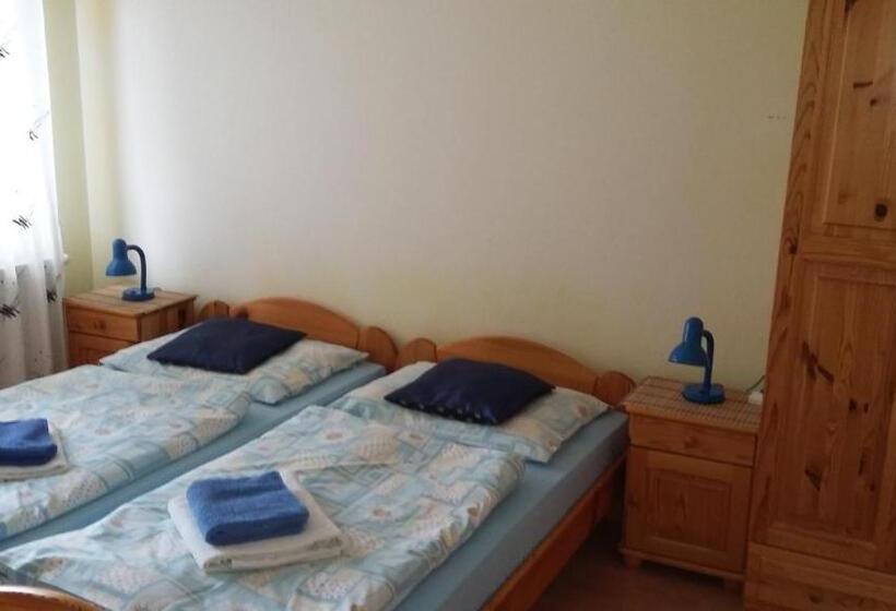 غرفة عائلية, Vila Marko