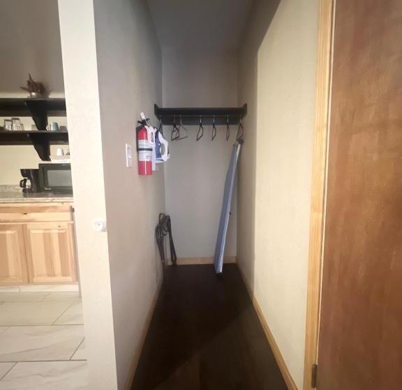 스위트 킹사이즈 침대, Timberlodge Inn