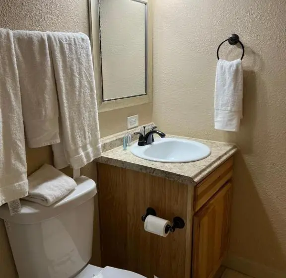 キングサイズベッドのスイートルーム, Timberlodge Inn