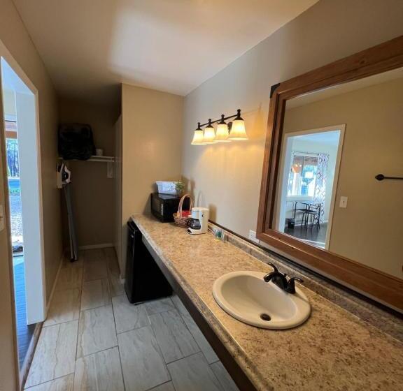 Номер Economy, Timberlodge Inn