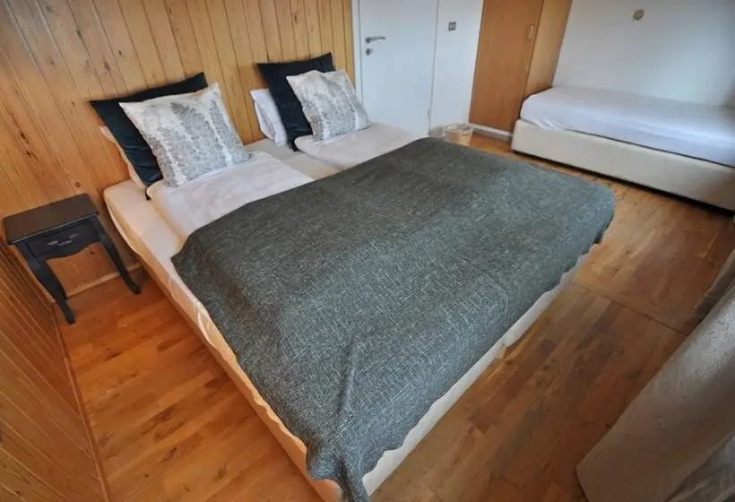اتاق استاندارد سه تخته با سرویس بهداشتی مشترک, Haukaberg House