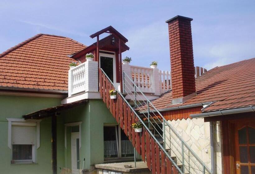 آپارتمان 3 خوابه, Tavi Vendégház